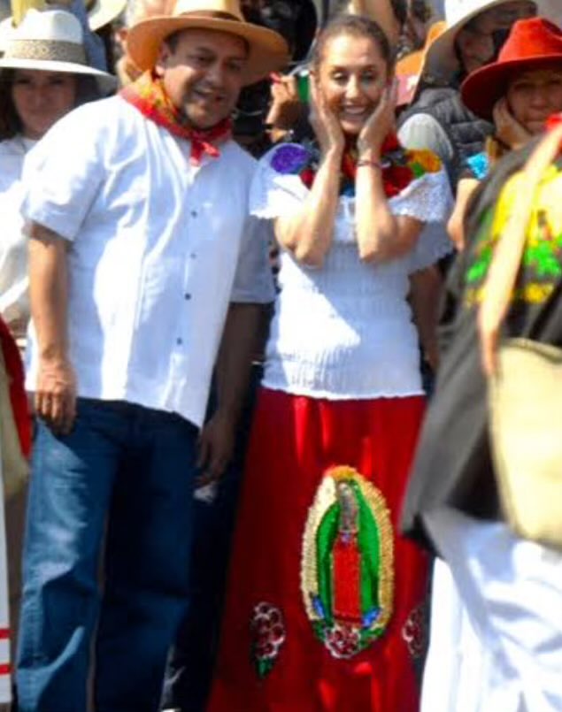 emmaguri's tweet photo. @LaloUrbanoM @Claudiashein Fingiendo que es honesta y católica. https://t.co/B1F7xixGx6