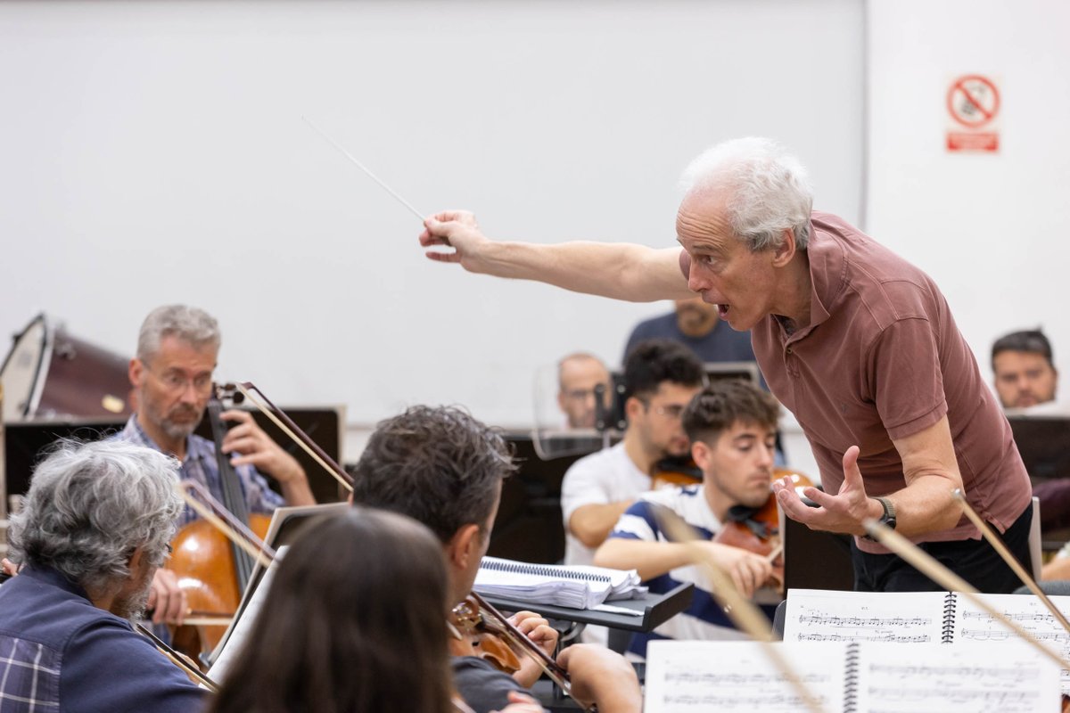🎻🎶 Nos colamos en los ensayos de la <a href="/SinfonicaTF/">Sinfónica Tenerife</a> en su sede junto al maestro Paul Daniel.

En menos de dos semanas la cautivadora partitura de la #RusalkaADT de Dvořák inundará la Sala Sinfónica del <a href="/Auditoriotfe/">Auditorio de Tenerife</a>. ¿Aún no tienes tus entradas? 🎟️ : auditoriodetenerife.com/es/rusalka?utm…