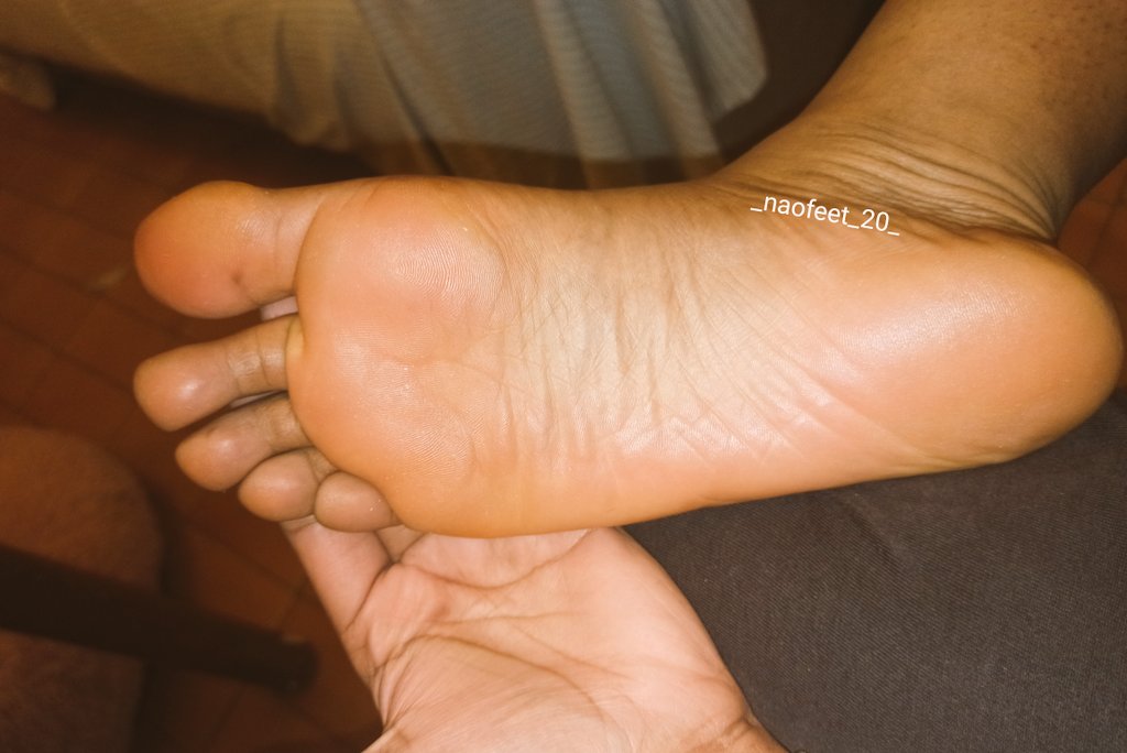 _Naofeet_20_'s tweet photo. Happy wednesday!🌞

Schedule your session, It is never too late to be at the feet of this goddess, worshiping her as she deserves!👣���
 
Rt for everyone to see these soft soles! https://t.co/5hcupcaVhs