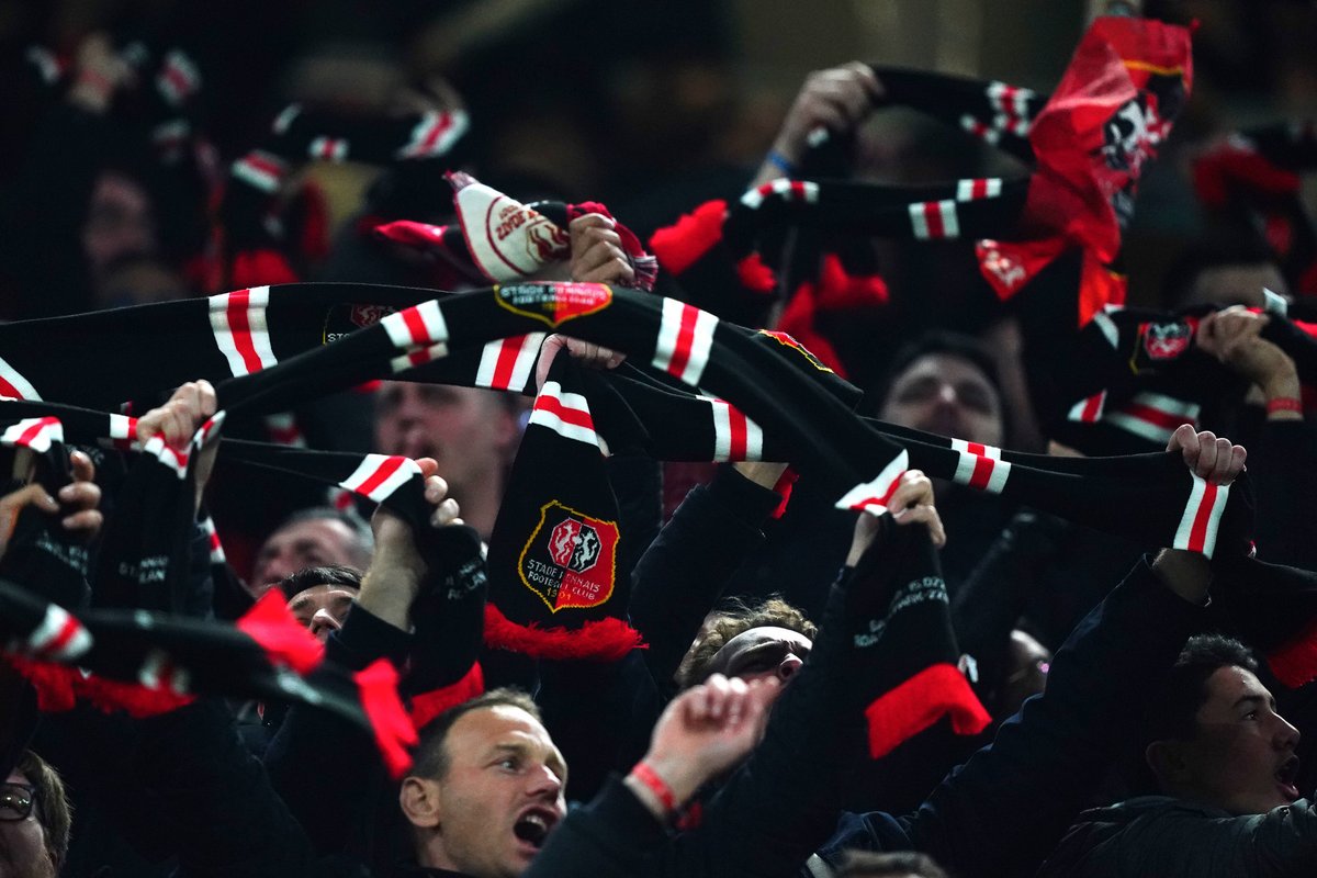 _BeFootball's tweet photo. Pour le match Rennes - AC Milan, la préfecture a interdit de circuler en ville aux couleurs du club italien ! ❌🔴⚫️

Seulement, le rouge et noir sont également les couleurs du Stade Rennais...🤡

La bêtise et la honte, comme d'habitude... https://t.co/GH8qNZZA4Q