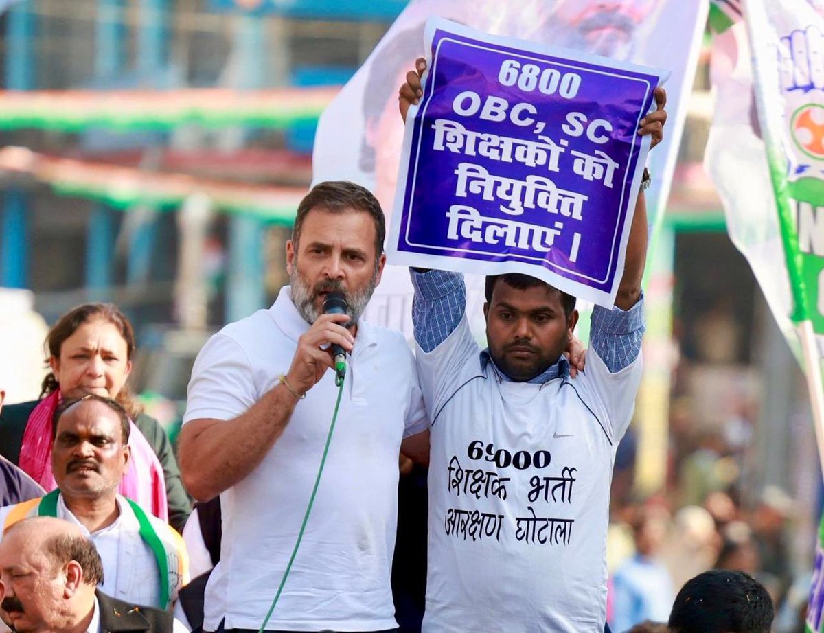 RahulGandhi's tweet image. यूपी का 69,000 शिक्षक भर्ती घोटाला भाजपा की आरक्षण विरोधी मानसिकता का सबूत है। 

बेसिक शिक्षा नियमावली, 1981 और आरक्षण नियमावली, 1994 को ताक पर रख कर भाजपा सरकार ने दलितों और पिछड़ों का हक़ उनसे छीन लिया।

पीड़ित छात्र मुझसे मिले और बताया कि इस भर्ती में OBC वर्ग को 27% की जगह…