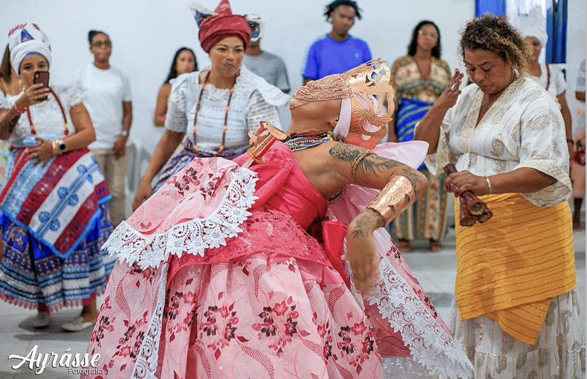 Onde Oyá faz morada inimigo pode até por o pé, mas não fica! Eparrey!