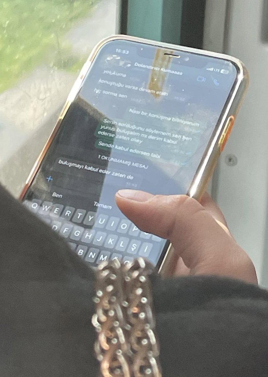 Tramvayda yanımdaki kadın (maks 25) kumasıyla kocalarını alt etme planları yapıyor