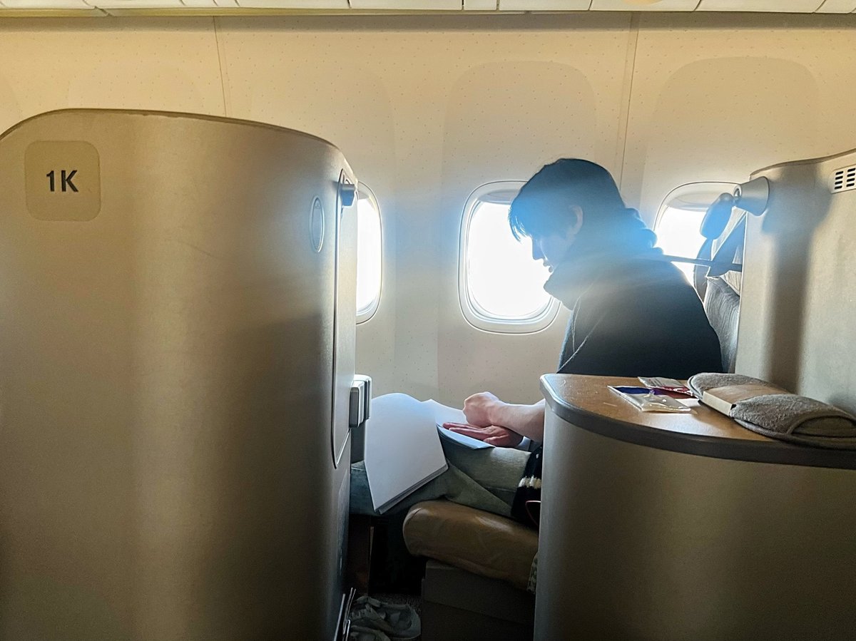 출발전에는 핸폰보고 여유부리다가(?) 뱅기 이륙하고는 목도리도 야무지게 두르고 등 세워서 업무모드인거 넘 졸귀임