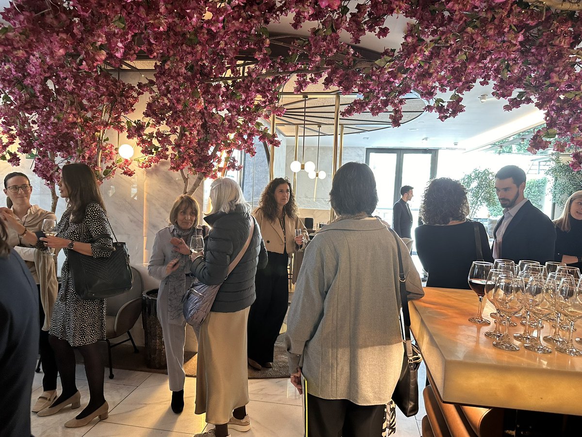 WomenBcn's tweet photo. 👍⭐Momento Networking en el #WeBrunch de hoy con @MariaEugeniaGay @bcn_ajuntament
Hablaremos sobre #liderazgofemenino en el ámbito institucional con #directivas #empresarias y #emprendedoras de #Barcelona #talento
#liderazgo c @BCN_Dones https://t.co/jZwT20qk0b