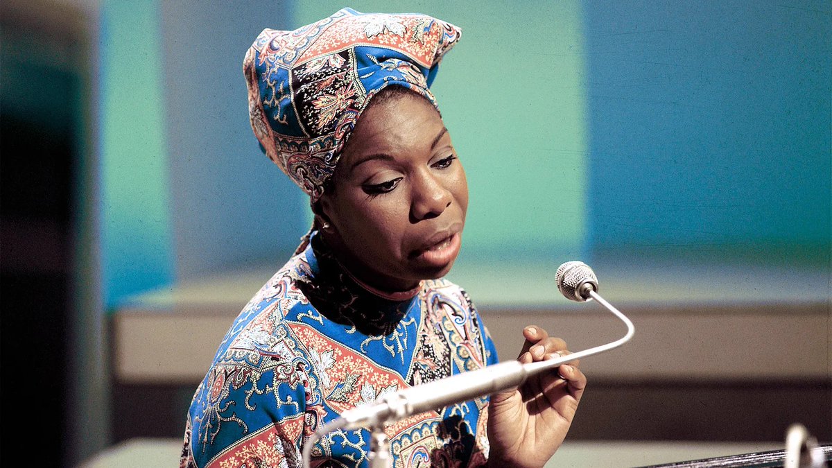 En 1933 nace Nina Simone, ícono del jazz, blues y folk. Debutó a los 12 años y, en pleno show, se negó a continuar al ver que sus padres fueron discriminados por su color de piel. Este hecho marcó el inicio de su lucha por las demandas civiles de los afroamericanos. Nina ❤️