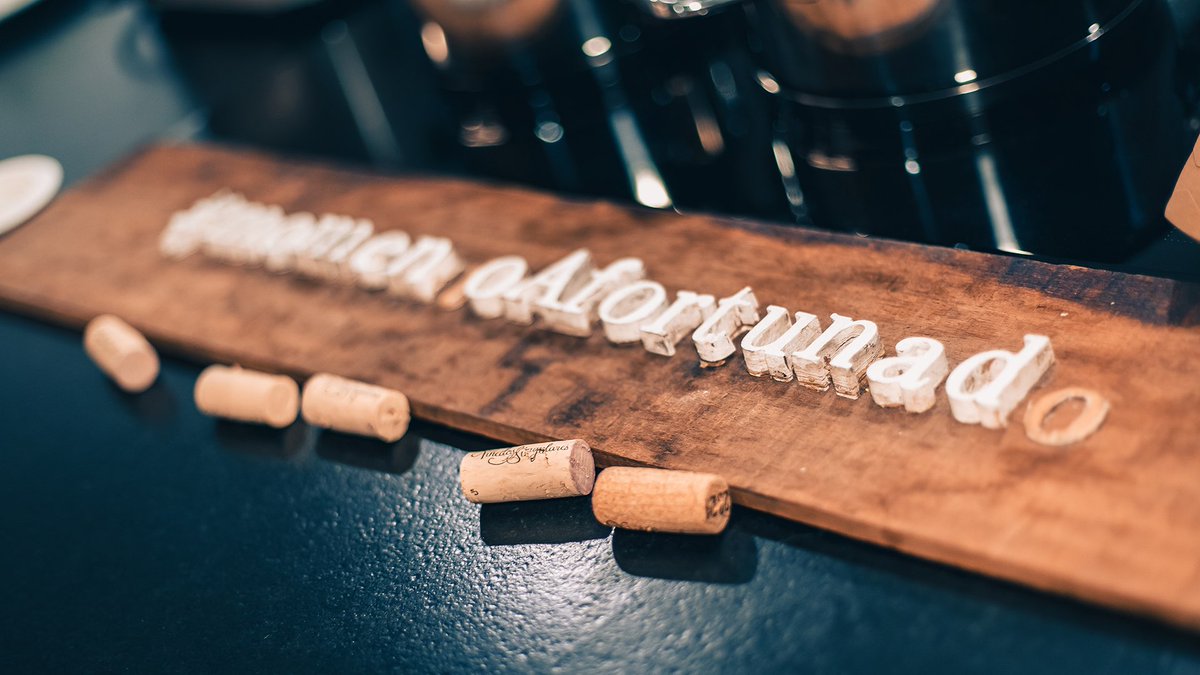 ¡Y tú, tómate otra cosita! 🍷 Copa en mano, os invitamos a disfrutar de la final junto a nuestros cómicos y cómicas. Tenéis nuestros MDs abiertos para confirmar asistencia... 😉