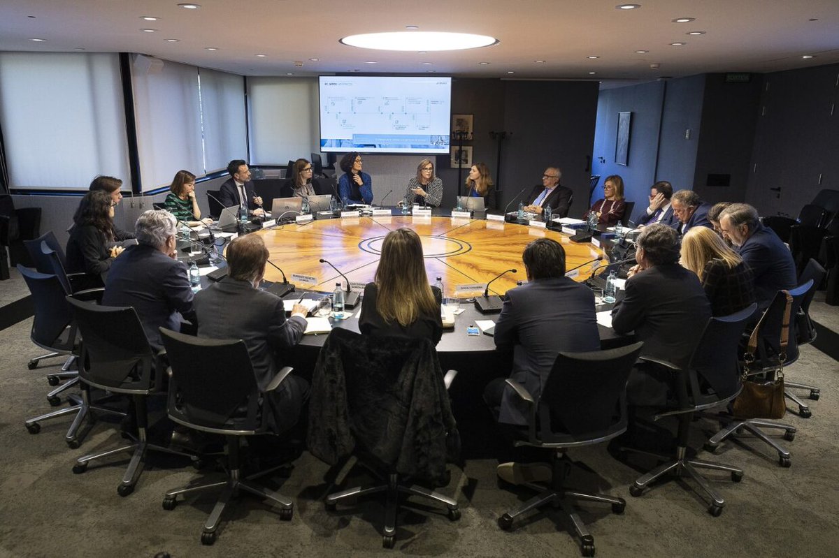 👥 Ayer, 20/2, celebramos la primera reunión del Comité Consultivo de #AccionistasCABK del año 2024, con la finalización del mandato de cuatro de sus miembros: Àngel Canals, Eduardo Chacón, Ana Guzmán y Xavier Martínez.

Más información sobre el Comité 👇
bit.ly/ComiteConsulti…