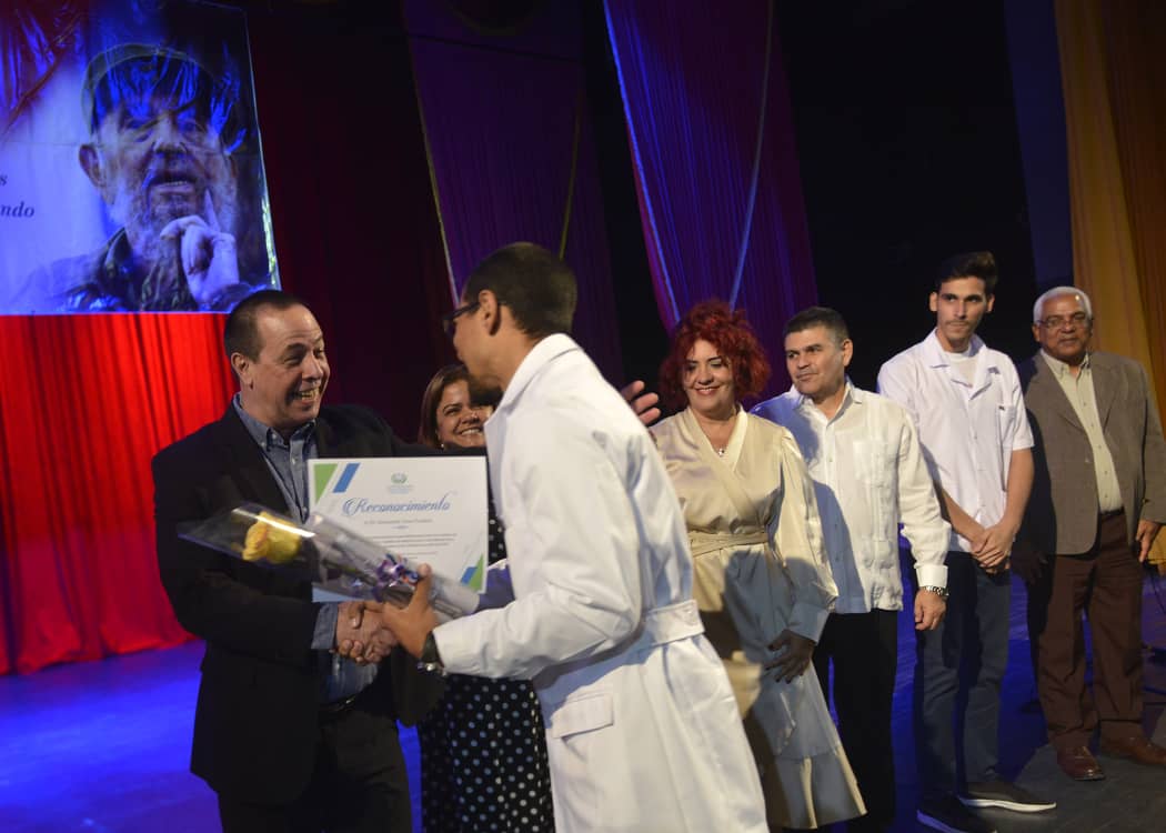 DrRobertoMOjeda's tweet photo. Felicito a los más de 900 estudiantes de #LaHabana que ayer recibieron su título de Doctor en Medicina, un ejército de batas blancas del cual me siento orgulloso de pertenecer. Que nunca les falte la sensibilidad, el amor y la entrega que encarna la profesión. #Cuba #GenteQueSuma https://t.co/K9Y4aGonGG