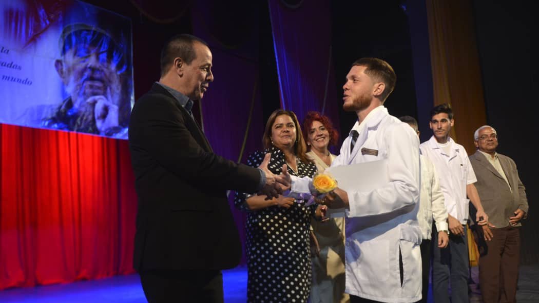 DrRobertoMOjeda's tweet photo. Felicito a los más de 900 estudiantes de #LaHabana que ayer recibieron su título de Doctor en Medicina, un ejército de batas blancas del cual me siento orgulloso de pertenecer. Que nunca les falte la sensibilidad, el amor y la entrega que encarna la profesión. #Cuba #GenteQueSuma https://t.co/K9Y4aGonGG