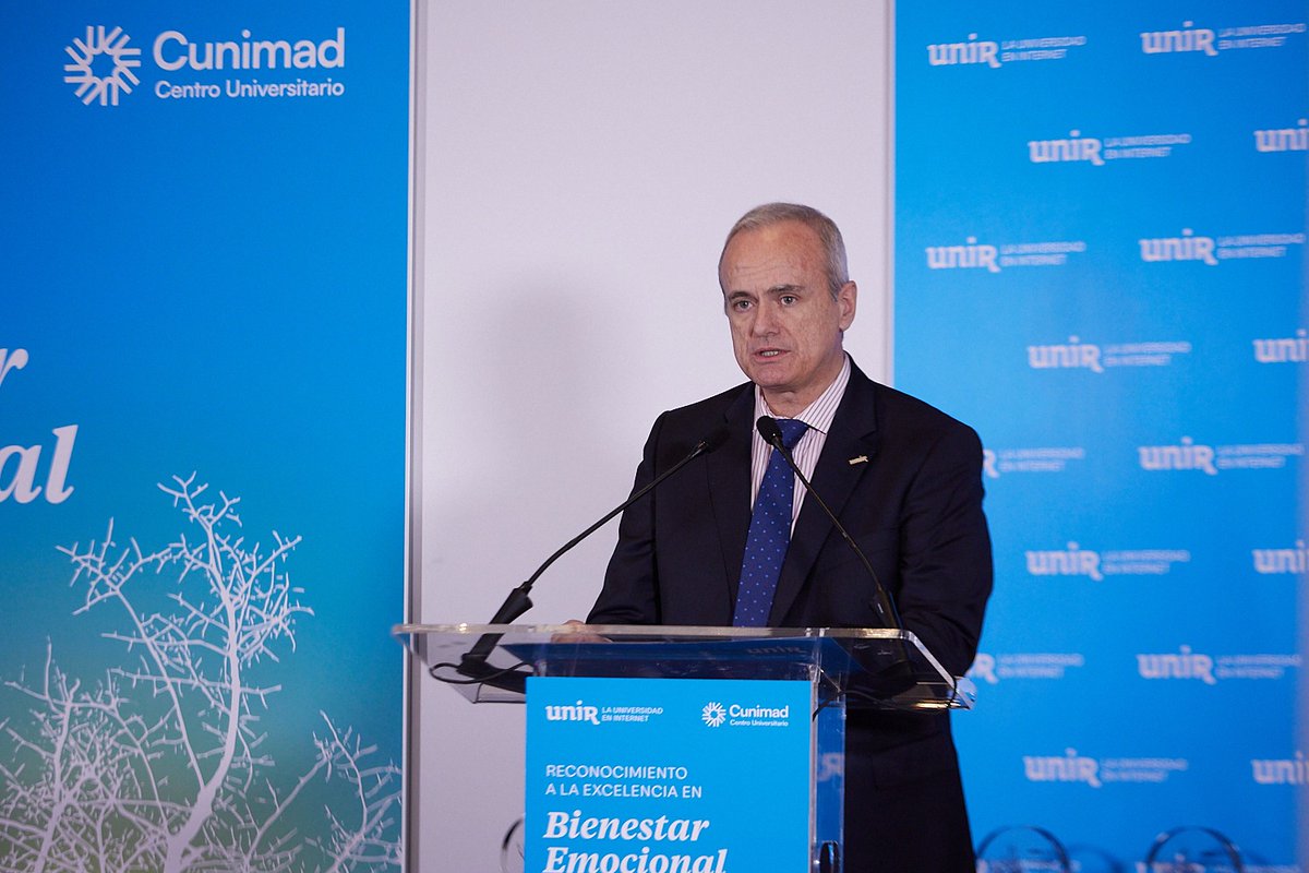 UNIRuniversidad's tweet photo. ↪ "La OMS define el Bienestar Emocional como un estado en el que el individuo es consciente de sus propias emociones y de cómo aprende a manejarlas con éxito, ante los desafíos de la vida y es capaz de establecer relaciones sociales saludables. El Bienestar Emocional está directamente relacionado con el grado de satisfacción psicológica ante estos desafíos y el modo en que la persona es capaz de afrontarlos y resolverlos", afirma 𝗢𝗰𝘁𝗮𝘃𝗶𝗼 𝗖𝗼𝗿𝗿𝗮𝗹, 👨‍🏫 Decano de Salud en #UNIR, para dar paso a una metáfora con las artes:

💡 "Quisiera profundizar en el “ARTE” DEL BIENESTAR EMOCIONAL y hacer un paralelismo con nuestros premiados a través de las diferentes ARTES ya que ambos conceptos están intrínsecamente conectados. A través de las artes, como la MÚSICA, LITERATURA, CINE, PINTURA que, DANZA, ESCULTURA, podemos explorar y expresar nuestras emociones de manera única, descubrirnos a nosotros mismos y encontrar una salida creativa para liberar tensiones emocionales."

🗣 "Las actividades artísticas fomentan el Autoconocimiento y Expresión Emocional. Reducen el Estrés y la Ansiedad. El proceso creativo nos enseña a enfrentar desafíos y superar obstáculos, nos enseña la Resiliencia Emocional.

El arte nos recuerda que no estamos solos en nuestras emociones y experiencias, y nos conecta con nuestra humanidad compartida. "

📍 @Westin_Palace

#ReconocimientoALaExcelenciaEnBienestarEmocional #BienestarEmocional #GestionSanitaria #UNIRuniversidad