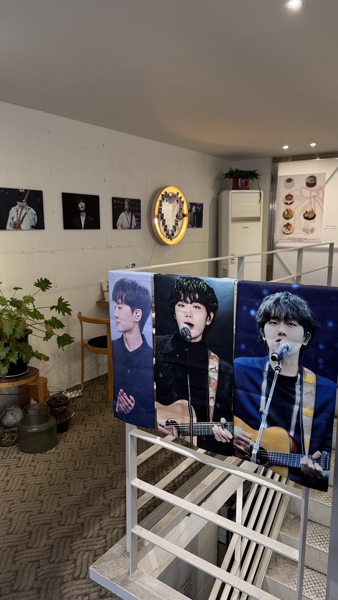 kajaneverland's tweet photo. 드디어 축하카페 갈 수 있어서 너무 기쁘고 설레요. 주로 현상의 공연 사진으로 가득찬 카페 곳곳에 노래하는 현상을 기록된 시간과 흔적이 언젠봐도 대신 뿌듯하고 자랑스럽다.
#With_All_My_Love
#데뷔_6주년_기다려왔다고_맘을_나눠줄게
#하현상 #Hahyunsang https://t.co/BvLUAhKZt9