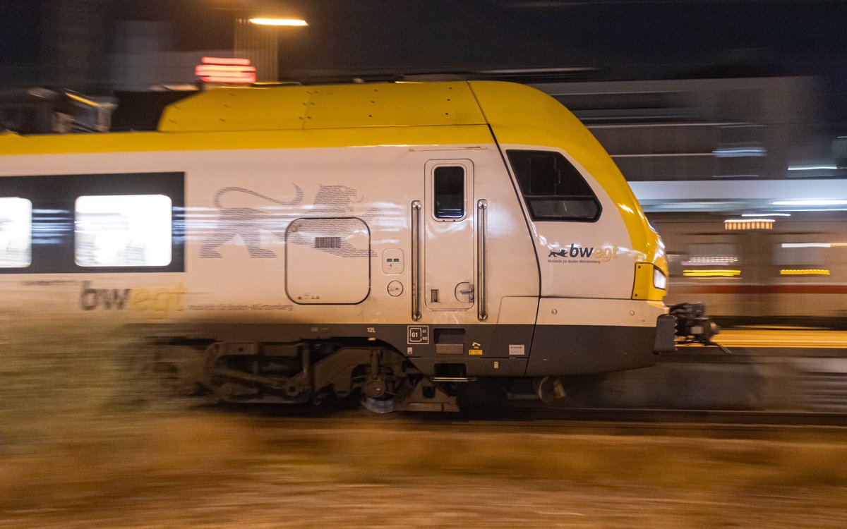 kimi_gwi's tweet photo. manchmal sind Bilder die unabsichtlich entstehen ganz toll.
Hier der MEX13 von Go Ahead bei der Ausfahrt aus Stuttgart. @bwegtBW #Flirt3 #gabw https://t.co/uTcNGZtbaQ