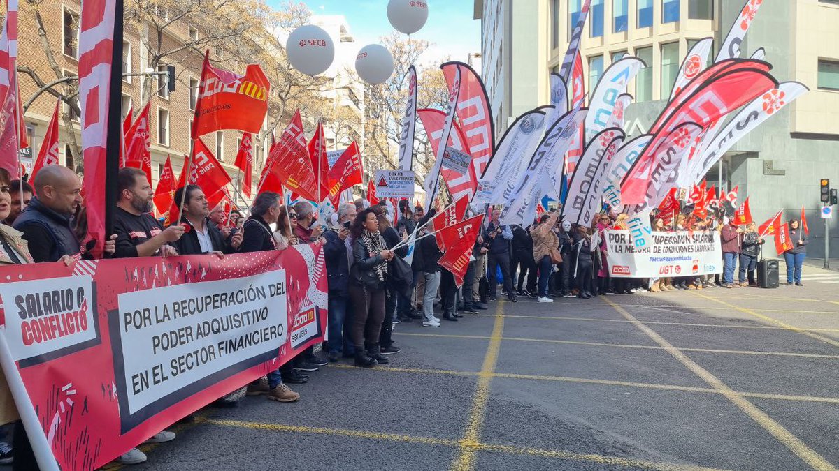 ccoopv's tweet photo. 📣@serveisccoopv “El #SectorFinancieroEnLucha en  respuesta al vergonzoso ofrecimiento patronal en la negociación del convenio sectorial, en un año de beneficio récord que ronda los 30.000 millones” #CuelgaTuChaqueta tu empresa puede permitírselo 
🔗https://t.co/wmDdGuGdaR https://t.co/kBzDh8YZ3E