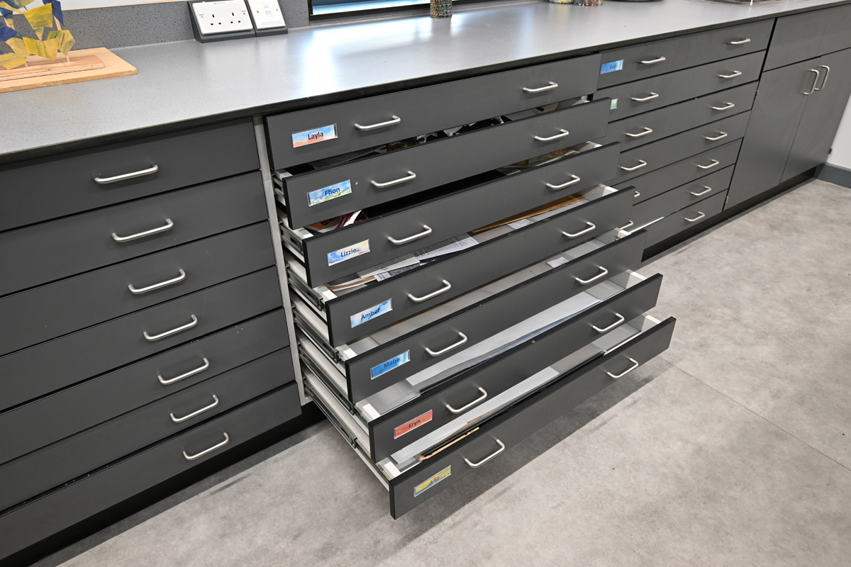 apmgltd's tweet photo. Practical, attractive art room furniture with more storage than you can shake a paint brush at. Plan chests, cupboards, paper storage🎨🖼️🖌️

High-quality, value-for-money fitted furniture which will last for years.

#ArtRoom #SchoolFurniture #UKmfg https://t.co/bRlByYm6n0