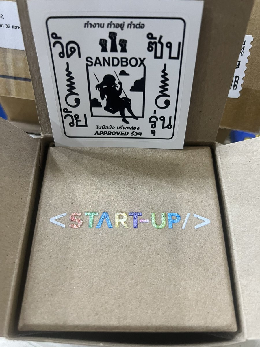 marutnaree's tweet photo. #StartUpTHEP1 #StartUpTHEP2 #StartUpTH 
#TrueID #TrueCJ 
#uppoompat

ปลื้มปริ่มได้รับของขวัญไอเทมคนทำงานสุดๆจากทรูแล้วนะคะ และได้รับยันต์ "วัดซับวัยรุ่น"ของหนุ่มสาว"SANDBOX" มาด้วยน่ารักมากๆเลย ขอบคุณทรูที่จัดกิจกรรมสนุกๆนะคะ 🥰🍀 https://t.co/2FK3nFYpWz
