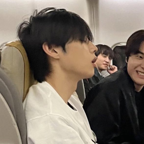 DforQ's tweet photo. Moonbyul asking if there are people sleeping with their mouths open here and THE Bs said "Him!!!" pointing at Sunwoo🤣🤣🤣

https://t.co/jY80fm3Dyd