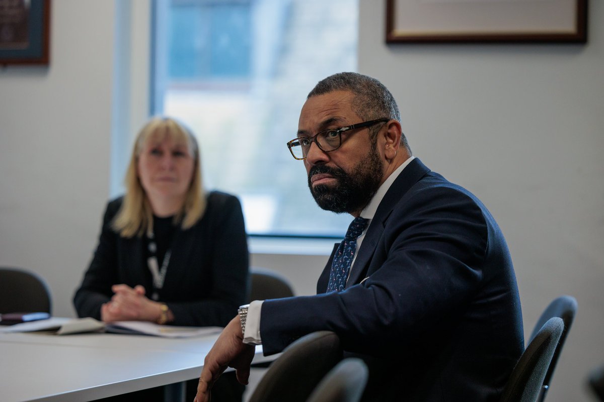 Every child should grow up safe and protected. Earlier this week, Minister @Laura__Farris and I met with police officers at Hammersmith Police Station to discuss our new laws, which give the police more powers to detect and stop sex offenders.