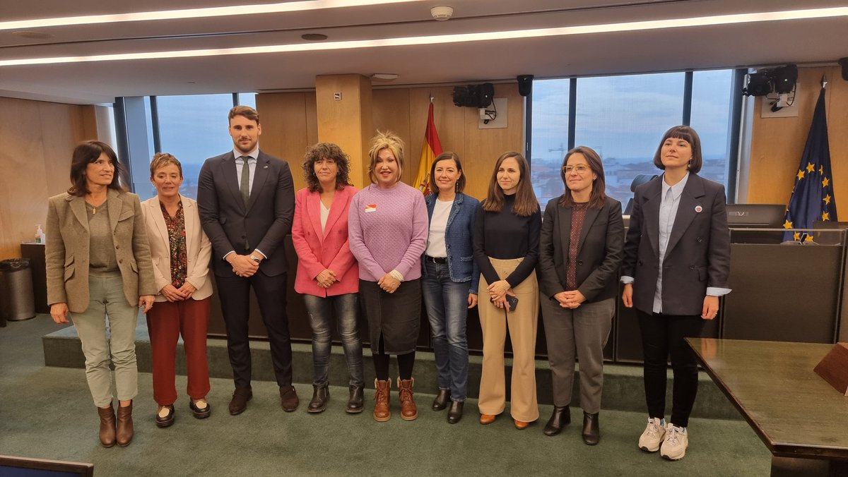 CambrolleMar's tweet image. ⚖️ 𝗟𝗲𝘆 𝗱𝗲 𝗠𝗲𝗺𝗼𝗿𝗶𝗮 𝗧𝗿𝗮𝗻𝘀 🏳️‍⚧️
Hoy desde @PlataformaTrans hemos mantenido reunión con todos los Grupos Parlamentarios del bloque progresista en el @Congreso_Es para promover una propuesta legislativa para reconocer y reparar a las víctimas de la dictadura y el…