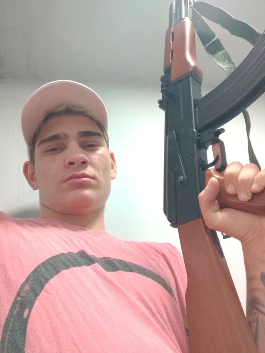 baudorio's tweet photo. ⚠️VEJA: Com 18 passagens pela polícia, criminoso que matou um estudante com um tiro na cabeça para roubar um celular, chegou a ser imobilizado por um lutador e preso por assalto na praia do Recreio, mas foi solto pela Justiça.

Na época, Matheus Lainn era menor de idade. https://t.co/a6oqefiuOA