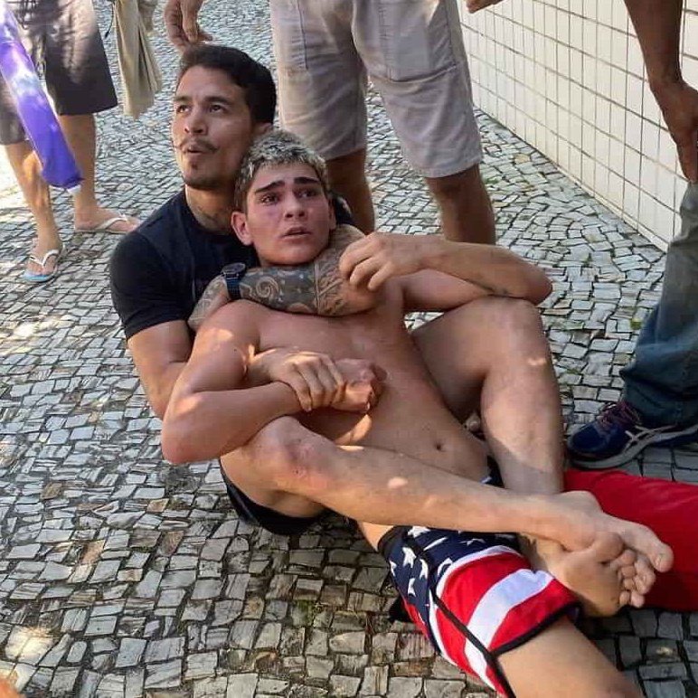 baudorio's tweet photo. ⚠️VEJA: Com 18 passagens pela polícia, criminoso que matou um estudante com um tiro na cabeça para roubar um celular, chegou a ser imobilizado por um lutador e preso por assalto na praia do Recreio, mas foi solto pela Justiça.

Na época, Matheus Lainn era menor de idade. https://t.co/a6oqefiuOA