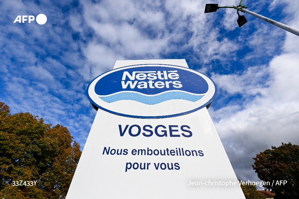 L'association de défense des consommateurs Foodwatch a annoncé avoir porté plainte ce mercredi à Paris contre Nestlé Waters et le groupe Sources Alma pour les traitements de désinfection interdits auxquels ils ont eu recours sur leurs eaux minérales, dont Vittel et Perrier #AFP