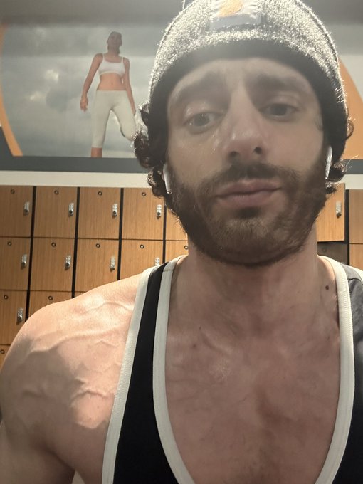 Before back and shoulders  vs  after back and shoulders. #LFG https://t.co/Qxz8qcGfnn<a href="/tag/lfg"class="tags"><span>#lfg</span></a>