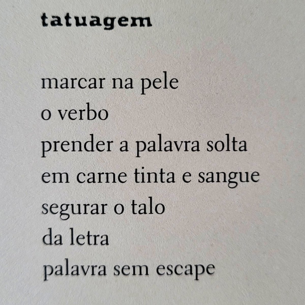 bafodepoesia's tweet photo. De Flávia Andrade em "Carne viva". Página 94, @macabeaedicoes.
#poesia #poesiabrasileira #flaviaandrade https://t.co/w9RlPQsENi