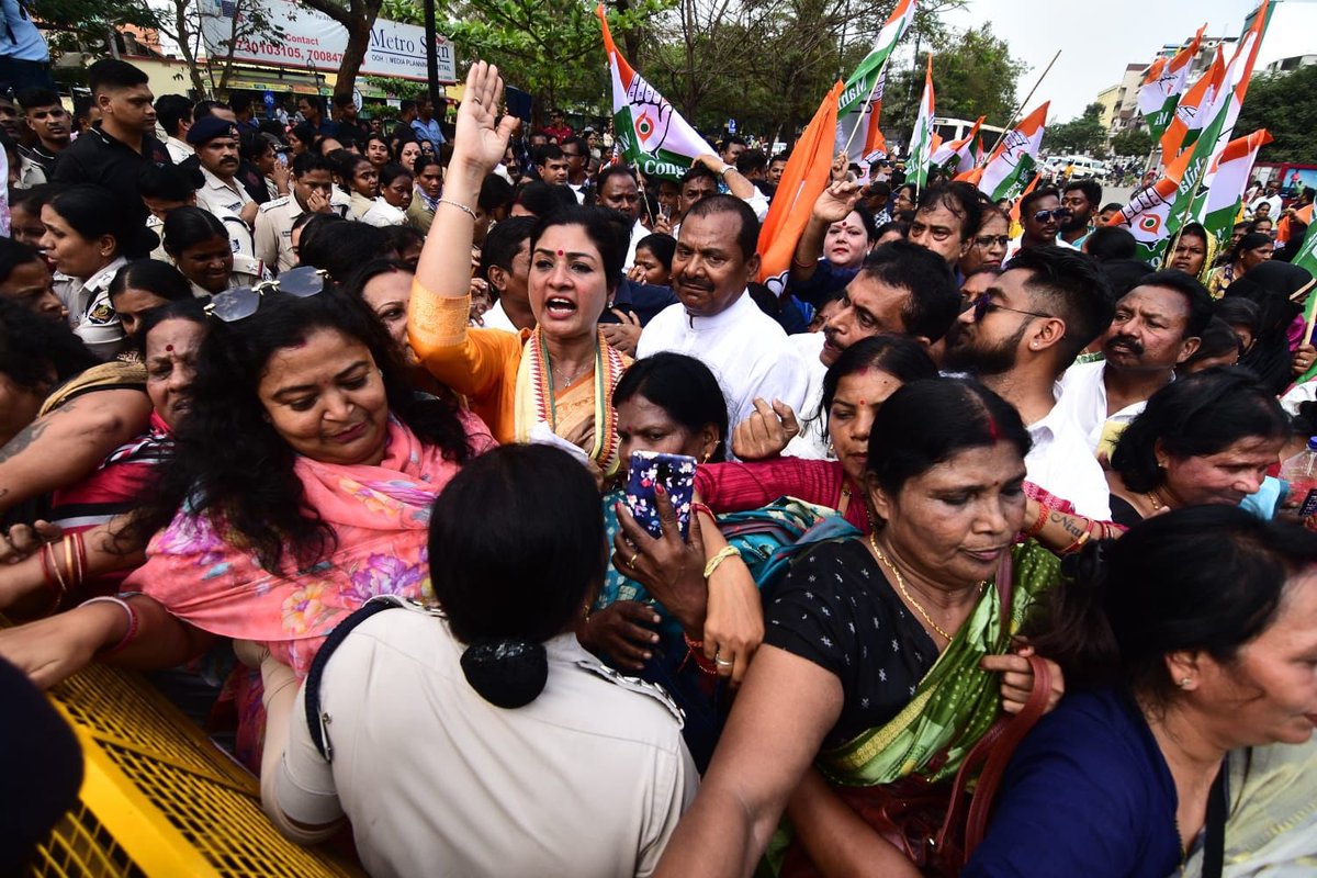 आज अखिल भारतीय महिला कांग्रेस की राष्ट्रीय अध्यक्ष @LambaAlka जी ने @OdishaPMC की अध्यक्ष @MinakshiPatiINC जी के साथ, ओडिशा सरकार द्वारा राज्य की महिलाओं के साथ किए जा रहे अन्याय के विरोध में हज़ारो की संख्या में महिला कार्यकर्ताओं को साथ लेकर अपना आक्रोश व्यक्त किया और नारी…