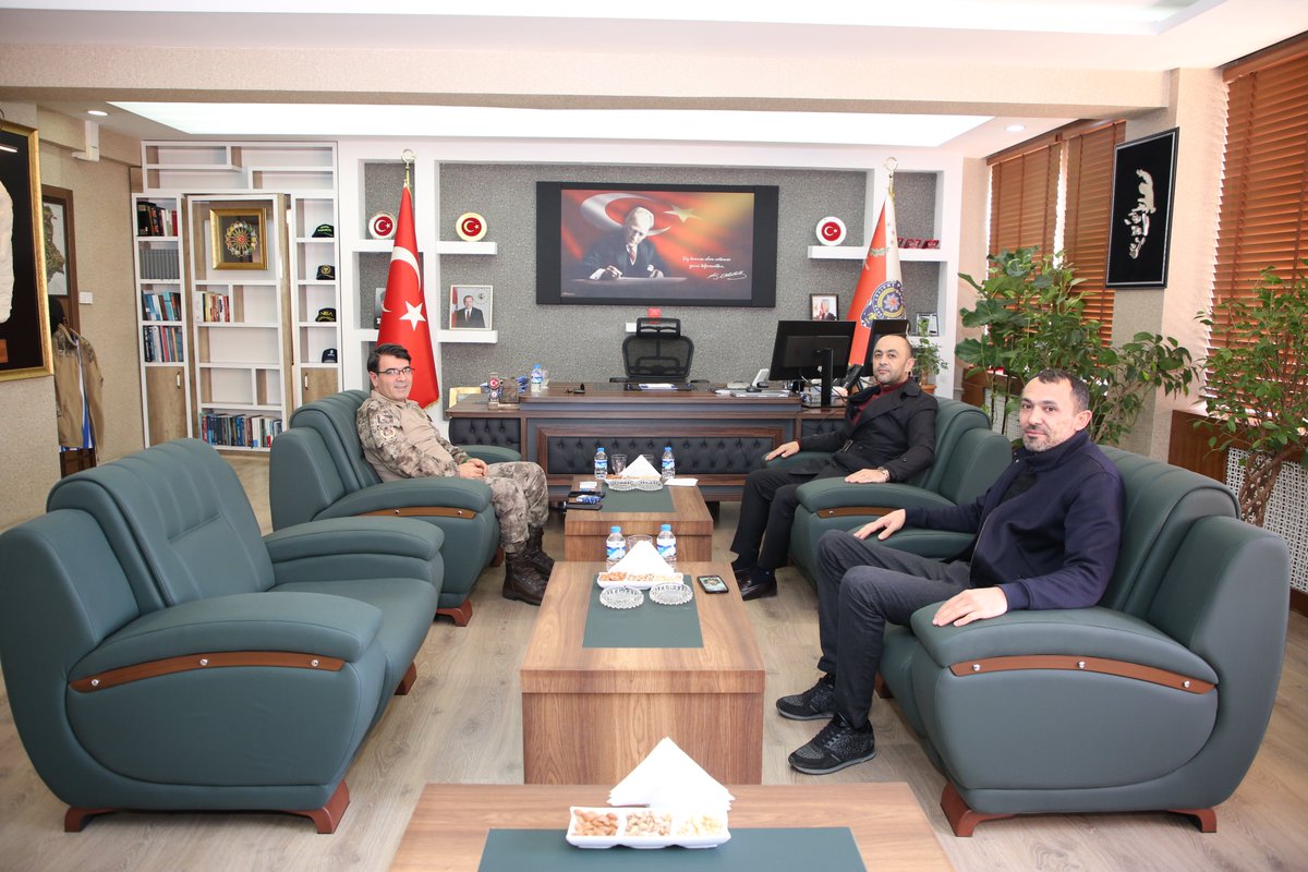 EmniyetHakkari's tweet photo. ➡️CHP Hakkari Belediye Bşk. Adayı Sn. Cüneyt ÖZBEK, CHP Hakkari İl Başkanı Sn. Naif YAŞAR ve beraberindeki heyet,
➡️Yüksekova Esnaf ve Zanaatkarlar Odası Başkanı Sn. Vedat ÇOĞAÇ, Yönetim Kurulu Üyeleri Fahrettin TÜNER, Necmettin TORUN ve Aziz ORHAN,
➡️Av. Özkan ÖLMEZ ve Mühendis İsmail Baran ÖLMEZ,
➡️İlimiz esnaflarından Bulut TAŞ,

İl Emniyet Müdürümüz Sn. İdris YILMAZ'ı makamında ziyaret ettiler.