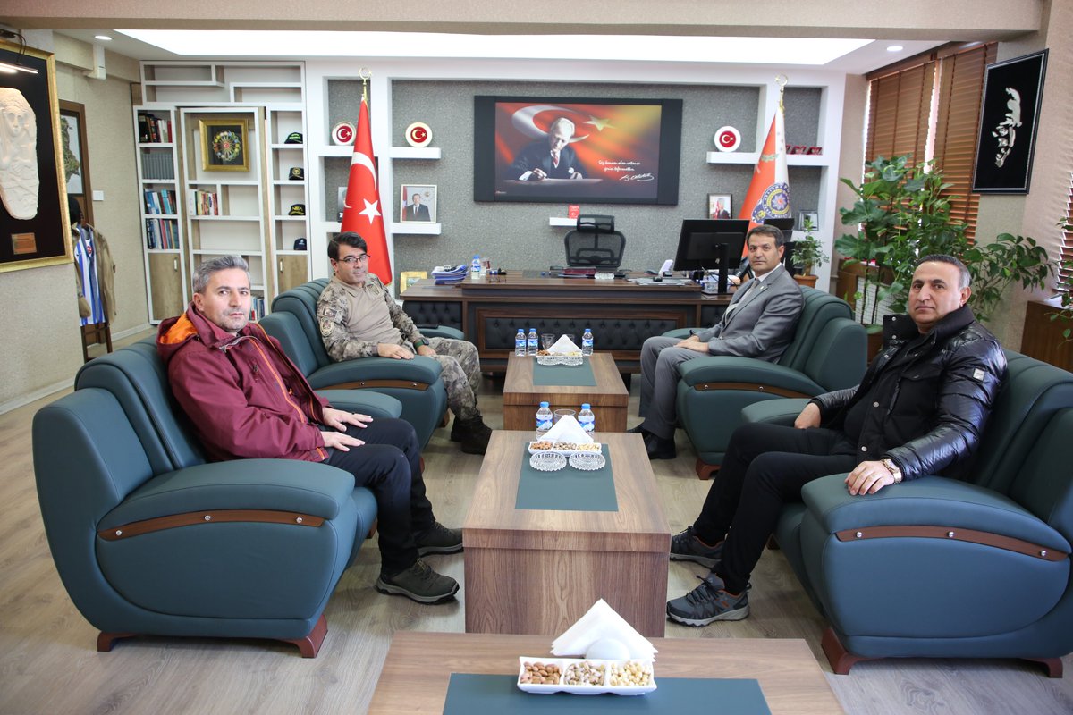 EmniyetHakkari's tweet photo. ➡️CHP Hakkari Belediye Bşk. Adayı Sn. Cüneyt ÖZBEK, CHP Hakkari İl Başkanı Sn. Naif YAŞAR ve beraberindeki heyet,
➡️Yüksekova Esnaf ve Zanaatkarlar Odası Başkanı Sn. Vedat ÇOĞAÇ, Yönetim Kurulu Üyeleri Fahrettin TÜNER, Necmettin TORUN ve Aziz ORHAN,
➡️Av. Özkan ÖLMEZ ve Mühendis İsmail Baran ÖLMEZ,
➡️İlimiz esnaflarından Bulut TAŞ,

İl Emniyet Müdürümüz Sn. İdris YILMAZ'ı makamında ziyaret ettiler.