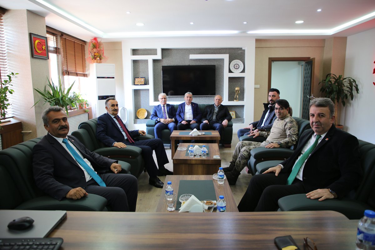 EmniyetHakkari's tweet photo. ➡️CHP Hakkari Belediye Bşk. Adayı Sn. Cüneyt ÖZBEK, CHP Hakkari İl Başkanı Sn. Naif YAŞAR ve beraberindeki heyet,
➡️Yüksekova Esnaf ve Zanaatkarlar Odası Başkanı Sn. Vedat ÇOĞAÇ, Yönetim Kurulu Üyeleri Fahrettin TÜNER, Necmettin TORUN ve Aziz ORHAN,
➡️Av. Özkan ÖLMEZ ve Mühendis İsmail Baran ÖLMEZ,
➡️İlimiz esnaflarından Bulut TAŞ,

İl Emniyet Müdürümüz Sn. İdris YILMAZ'ı makamında ziyaret ettiler.