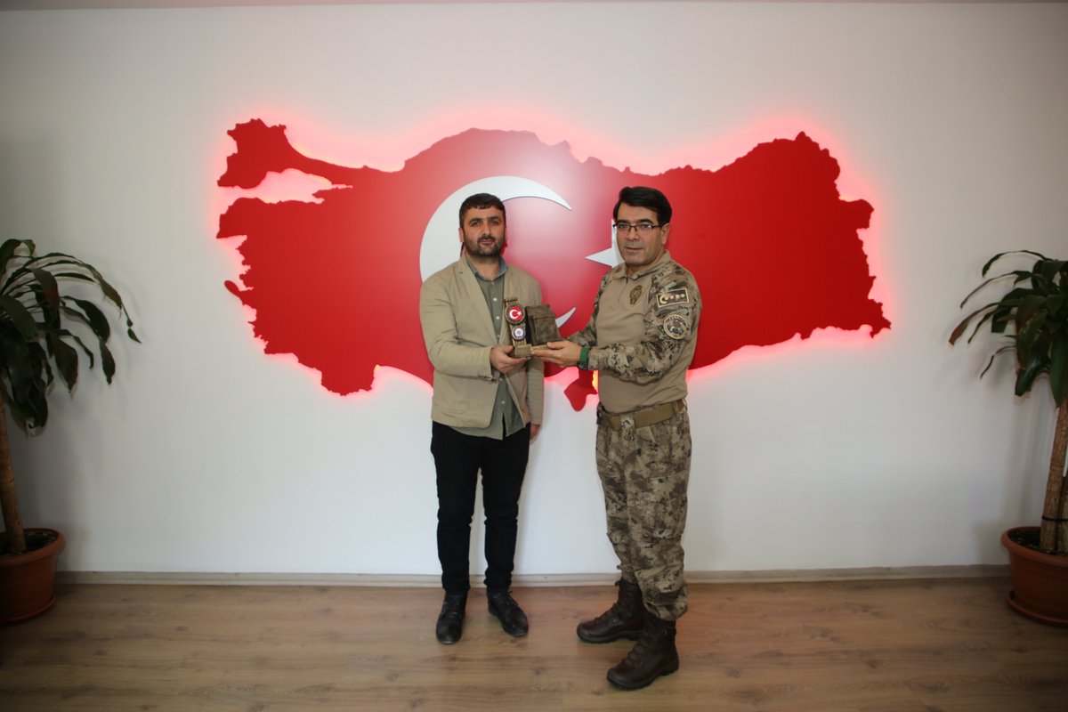 EmniyetHakkari's tweet photo. ➡️CHP Hakkari Belediye Bşk. Adayı Sn. Cüneyt ÖZBEK, CHP Hakkari İl Başkanı Sn. Naif YAŞAR ve beraberindeki heyet,
➡️Yüksekova Esnaf ve Zanaatkarlar Odası Başkanı Sn. Vedat ÇOĞAÇ, Yönetim Kurulu Üyeleri Fahrettin TÜNER, Necmettin TORUN ve Aziz ORHAN,
➡️Av. Özkan ÖLMEZ ve Mühendis İsmail Baran ÖLMEZ,
➡️İlimiz esnaflarından Bulut TAŞ,

İl Emniyet Müdürümüz Sn. İdris YILMAZ'ı makamında ziyaret ettiler.