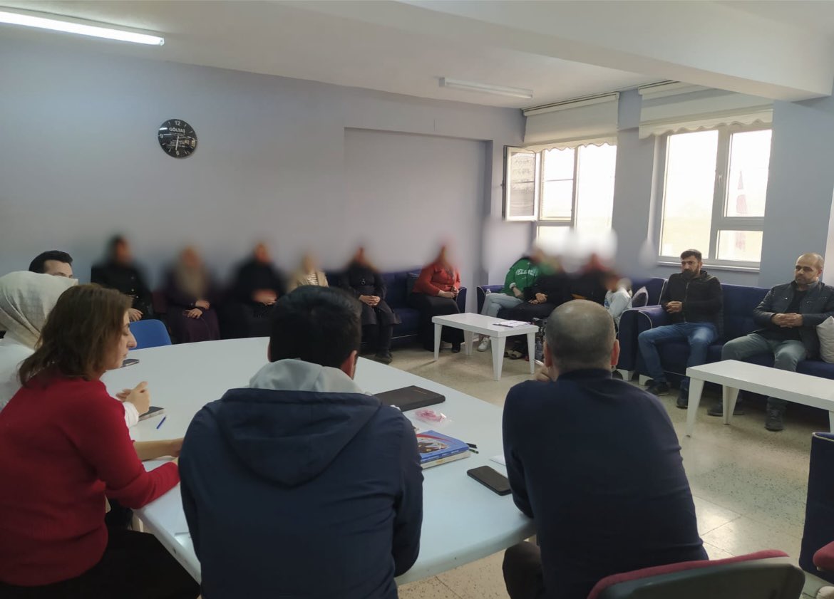 yeni_ilk's tweet photo. Öğrencilerimizin durumunu değerlendirmek amacıyla toplantımızı gerçekleştirdik. Katılım sağlayan ilgili velilerimize teşekkür ederiz 🌸 @KurtalanMem  @faypol56  @MuzafferUur11 https://t.co/walOB6Oxkf