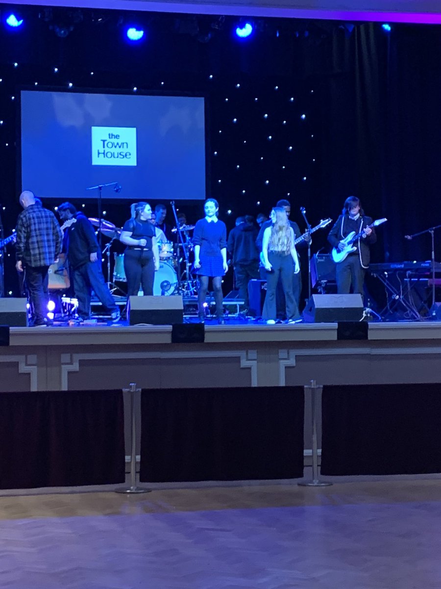 LHSExpressArts's tweet image. Katelyn Cardwell (S6) with the @MusicSlc rock collective rehearsing for tonight’s Battle of the Bands! Go Katelyn! 🎉 🎤