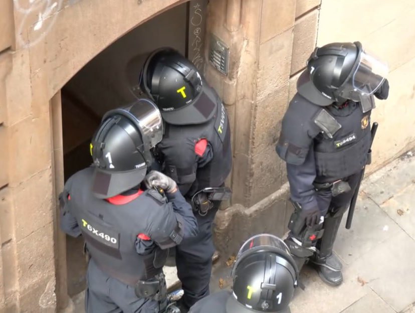 CiutatVellaSHSC's tweet photo. Després de carregar i provocar que diversos companys hagin hagut de rebre atenció mèdica, els Mossos han trigat MITJA HORA a obrir la porta del portal tenint la clau.

Està clar que van haver de dedicar-se a ser Mossos perquè no els quedava cap altra opció.

VERGONYA https://t.co/rIOSh8rYGx