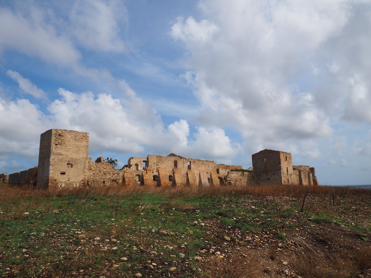 La storia dell'imponente abbazia abbandonata di Sant'Agata a #Serracapriola Leggi tutto qui>amaraterramia.it/2024/02/video-… #puglia #architetturamedievale #medioevo