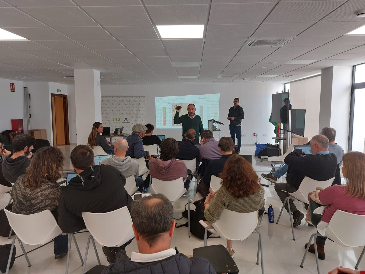 Plan_INFOCA's tweet photo. Continuamos la ronda formativa entre las provincias. Hoy, la sede de @E112Andalucia en #Málaga ha acogido la jornada de formación en el sistema integral #fiResponse, con asistencia de operadores de sala, técnicos de operaciones, técnicos de extinción y la dirección del #COP. https://t.co/suBTQfygYv
