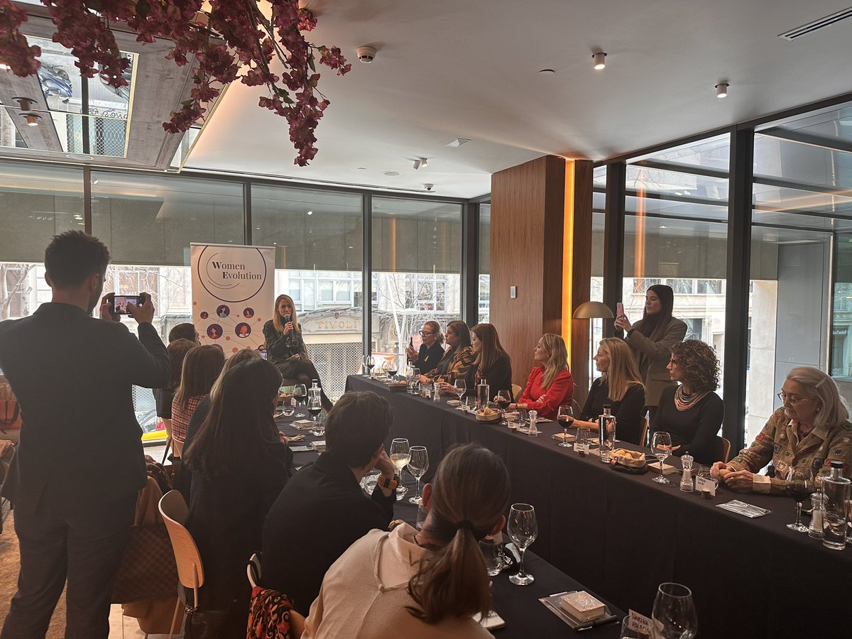 WomenBcn's tweet photo. 👍⭐️La nostra convidada d’avui al #WeBrunch @MariaEugeniaGay en la seva intervenció inicial fa un record a les dones que han estat pioneres en el #lideratgefemení com la Clara Campoamor o la Eleonor Roosevelt.
Ara a #Barcelona amb #ceos i #dones d’empresa i #emprenedores https://t.co/bhI7Dc6ERm