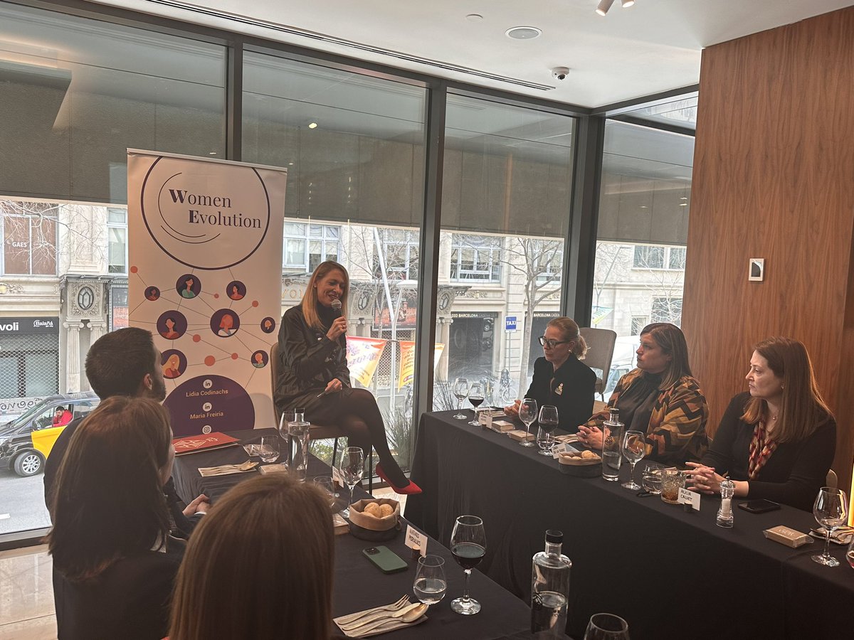 WomenBcn's tweet photo. 👍⭐️La nostra convidada d’avui al #WeBrunch @MariaEugeniaGay en la seva intervenció inicial fa un record a les dones que han estat pioneres en el #lideratgefemení com la Clara Campoamor o la Eleonor Roosevelt.
Ara a #Barcelona amb #ceos i #dones d’empresa i #emprenedores https://t.co/bhI7Dc6ERm