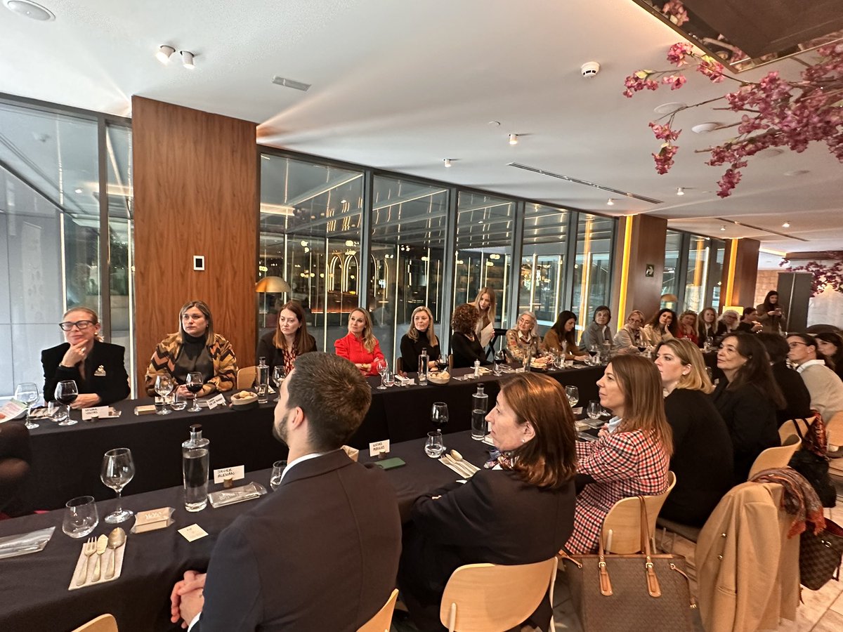 WomenBcn's tweet photo. 👍⭐️La nostra convidada d’avui al #WeBrunch @MariaEugeniaGay en la seva intervenció inicial fa un record a les dones que han estat pioneres en el #lideratgefemení com la Clara Campoamor o la Eleonor Roosevelt.
Ara a #Barcelona amb #ceos i #dones d’empresa i #emprenedores https://t.co/bhI7Dc6ERm