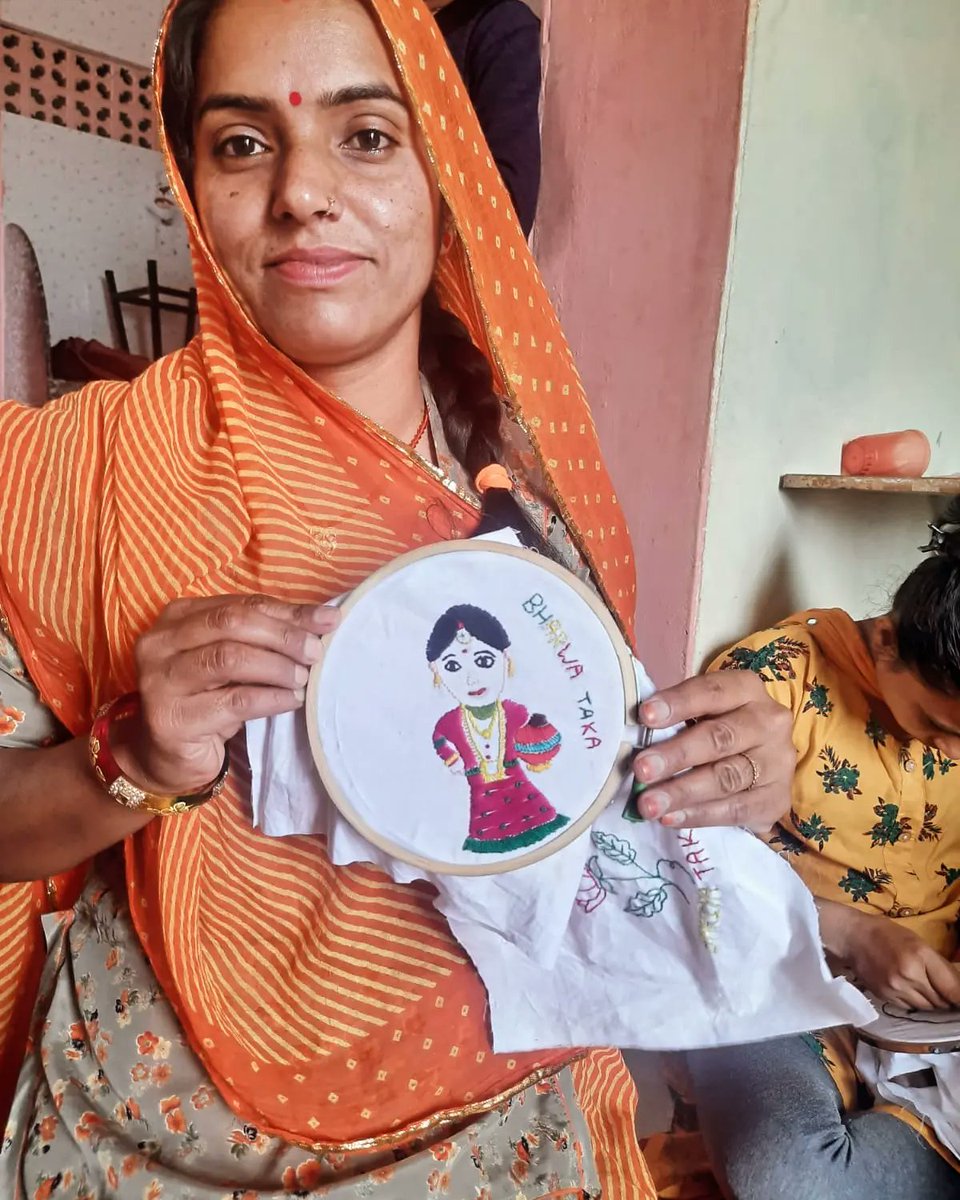 SambhaliTrust's tweet image. Hand embroidery weaves a timeless connection to our ancestors, each stitch a celebration of patience, heritage, and artistry. It's not just creation but sustaining traditions and connections. Let's cherish this beautiful craft. #HandEmbroidery #Artistry #Tradition