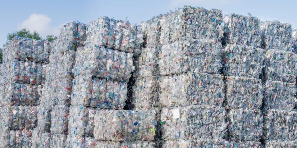 Recycling plastic 'doesn't work,' and big business knew it according to a recent study. While the parties involve argue who’s at fault most plastic continues to end up in landfills. We just need a good solution. Read more: audacy.com/knxnews/news/n…