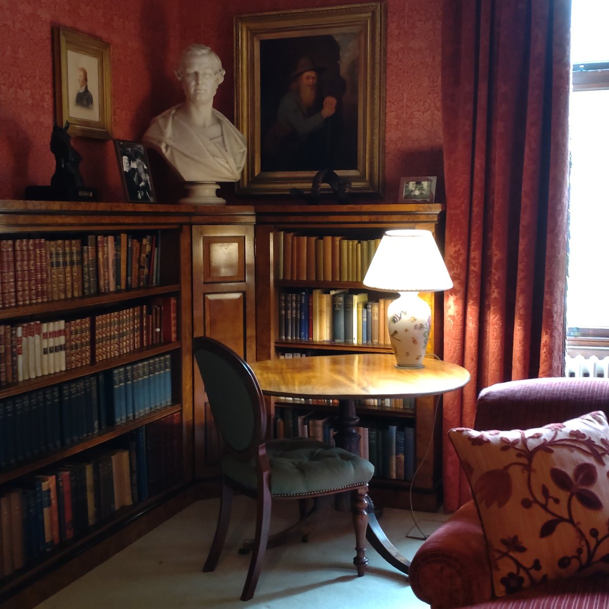 The Lockhart Library stands on the former footprint of Lady Scott’s conservatory and these days it is the perfect place to curl up with a book. 📖🌿✨

Book your stay at Abbotsford: stay.scottsabbotsford.com/booking-availa…