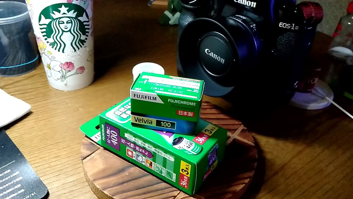 XNL163's tweet photo. 期限切れの在庫フィルム。
う〜む、どれを装填しよう。
先ずはネガかポジか、どちらにしるかだな。

#EOS1N
#1N109089 https://t.co/hxQwSA2J5f