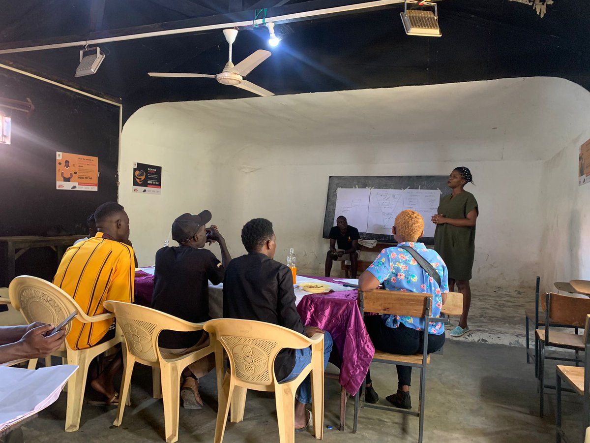 This morning, Kyctv Kisumu had a peer to peer training on the art of blogging ,article writing & mobile journalism to enable better storytelling & documentation of the noteworthy community initiatives often uncaptured by the mainstream media . The training was at @OneVibeAfrica