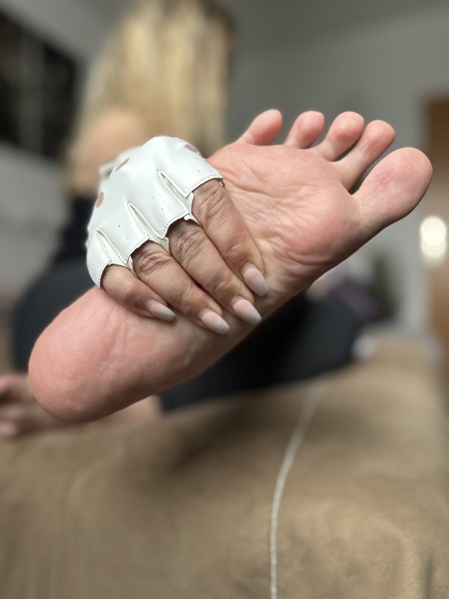 HerrinBellafee's tweet photo. Alles fest im Griff kleiner Untertan 😈 - Maniküre ist fällig! Schwing dein Ding zu deinem Safe und sende einen netten Paypal Gruß um deine Nützlichkeit darzustellen…🔥

Hopp hopp - ich bin echt ungeduldig 😏

#paypigs #nopaynoplay #geldherrin #findom #findomgoddess #findomger https://t.co/vs1KdwFRhF
