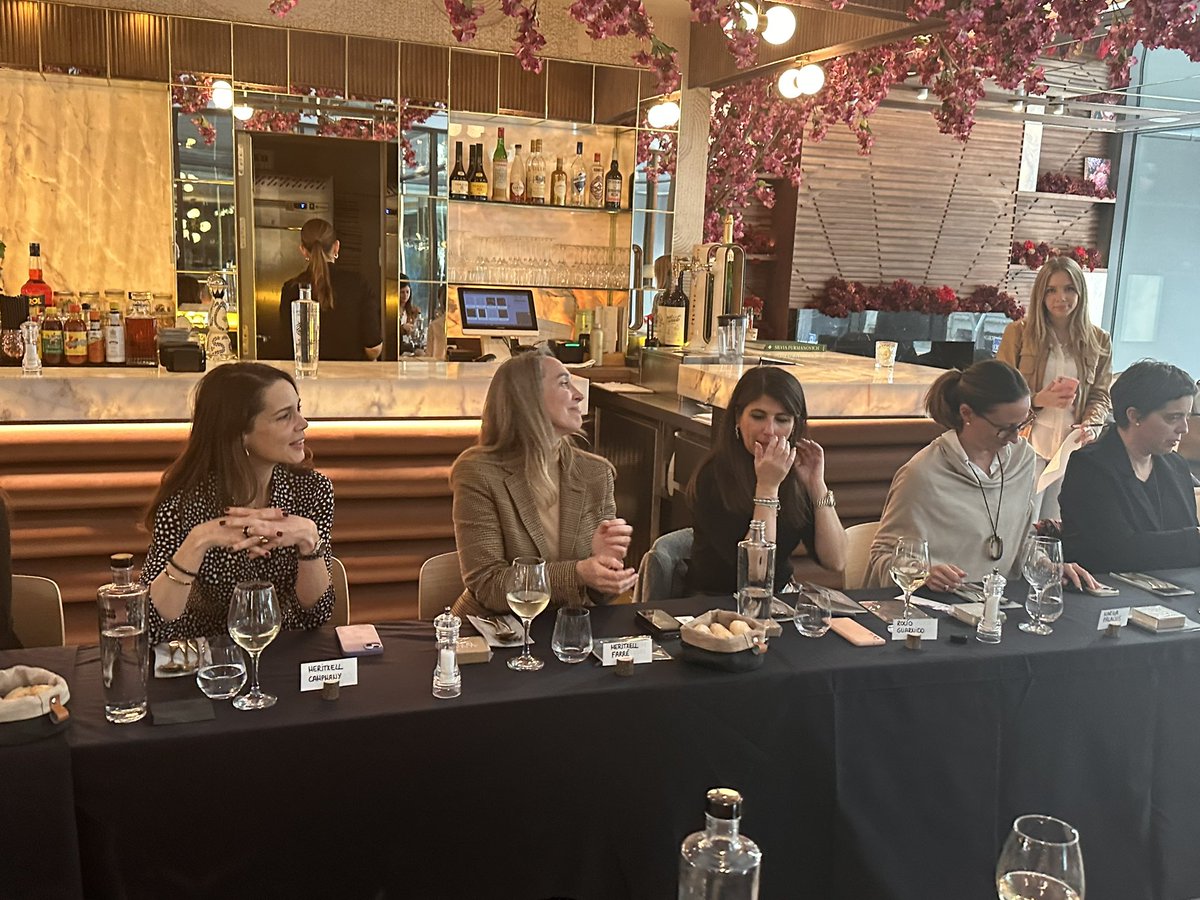 WomenBcn's tweet photo. 👍⭐️Al #WeBrunch amb @MariaEugeniaGay @bcn_ajuntament
“Necessitem nous lideratges amb perspectiva de gènere”
#Barcelona #ceos #donesprofessionals d’empresa i #emprenedores #lideratgefemení https://t.co/FBRu0VKlkN