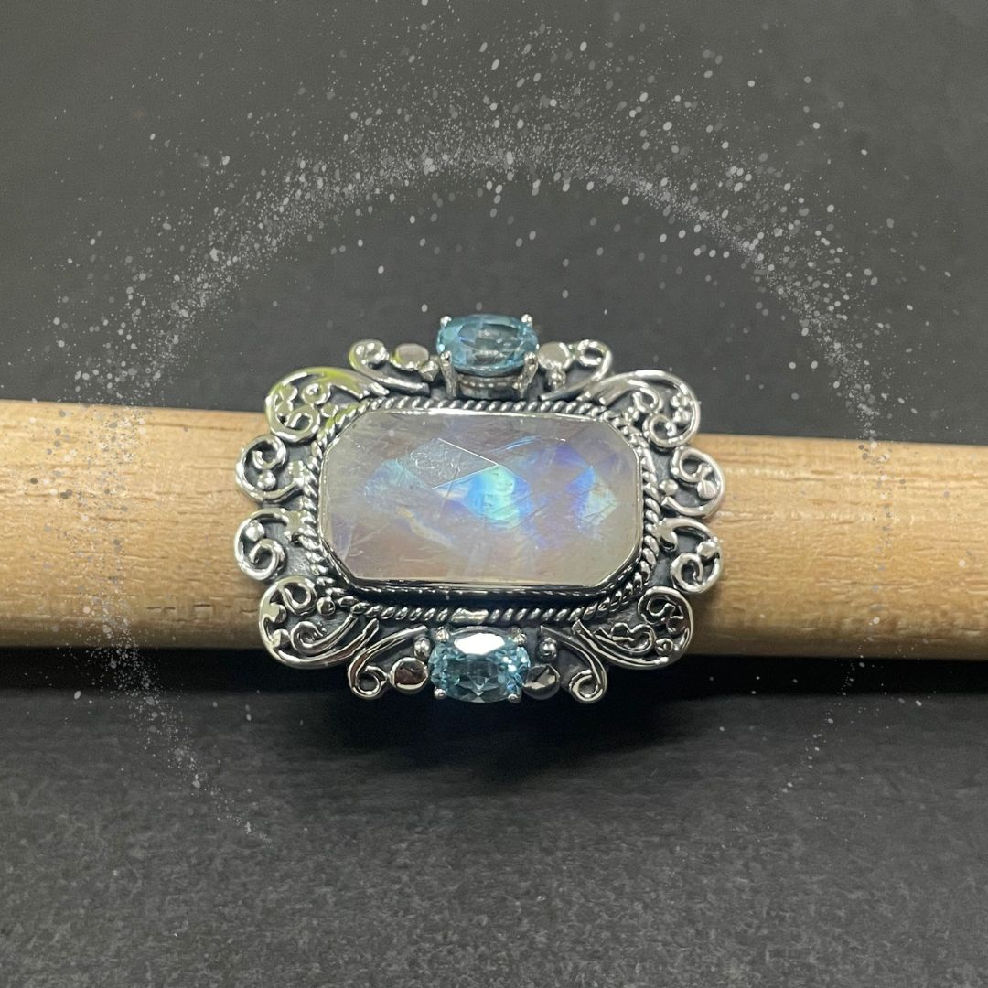 JewelsCraze7's tweet image. Make a statement with this ring that embody irresistible allure and charm.

#jewelscraze #moonstone #moonstonering
