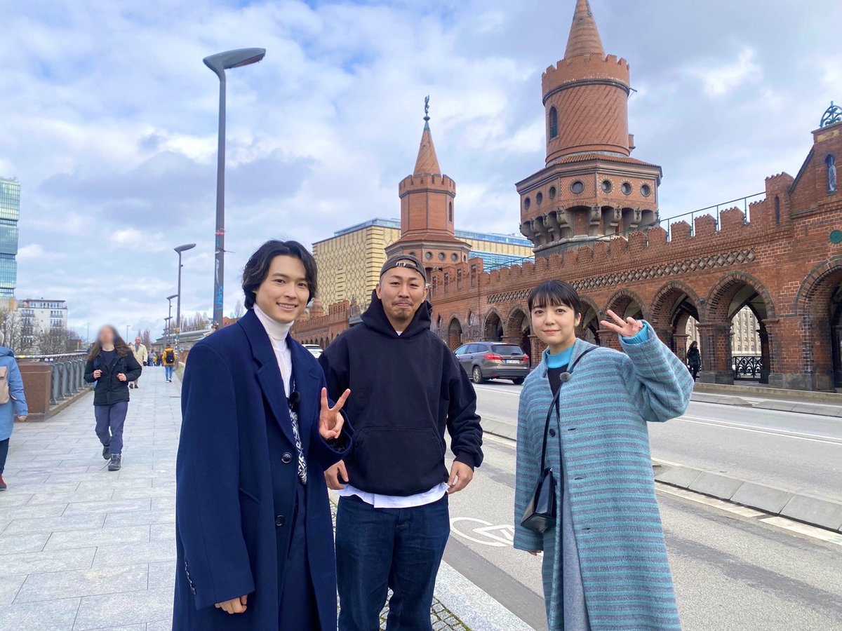 映画『#夜明けのすべて』チーム
　　　　 ┄┄ ベルリンに到着🇩🇪

オーバーバウム橋にて📷
このロケの模様は後日情報番組で
ご覧いただける予定です⿻

＼  さ ら に .ᐟ  ／
#ベルリン国際映画祭 登壇翌日に
インスタライブ 急遽配信決定📱ˊ˗

🔹日時（日本時間）
𝟮/𝟮𝟮(木) 𝟮𝟮:𝟰𝟱頃〜 予定